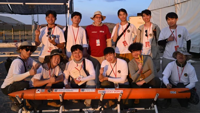 국제 학생 로켓 대회 현장에서 로켓과 함께한 하나로 팀원들